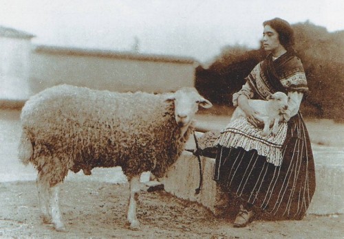La Santa fotografiada en su juventud, vestida de pastora.