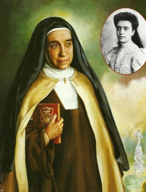 Lienzo-retrato de la Santa. En blanco y negro, fotografía de su juventud.