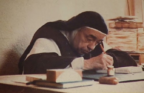 La Santa, ya anciana, escribiendo en su despacho.
