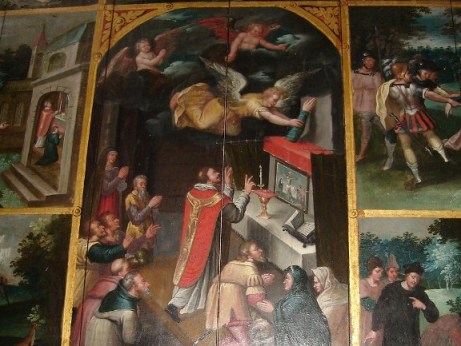 Un ángel coloca el brazo mutilado en el altar mayor de la iglesia de Forest. Retablo con la leyenda de la Santa.