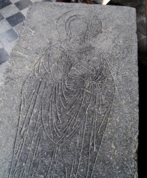 Grabado de la Santa en la lápida de su sepulcro, donde aparece como una religiosa bendiciendo.