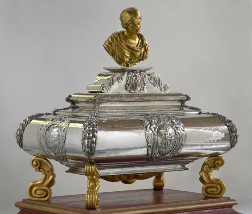 Urna de plata con las reliquias de la Santa. Iglesia de San Dionisio de Vorst, Bélgica.