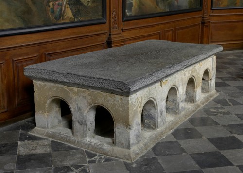 Primitiva tumba -hoy cenotafio- de la Santa. Iglesia de San Dionisio de Vorst, Bélgica.
