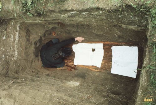 Exhumación de los restos del santo en el cementerio de Svatovo Lucka.