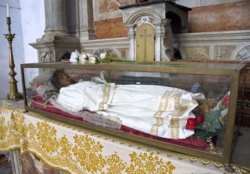 Urna de la Santa. Iglesia de San Francesco della Vigna, Venecia (Italia). Nótense los pies incorruptos asomando por debajo del vestido.