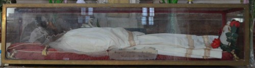 Urna de la Santa. Iglesia de San Francesco della Vigna, Venecia (Italia). Nótense los pies incorruptos asomando por debajo del vestido.