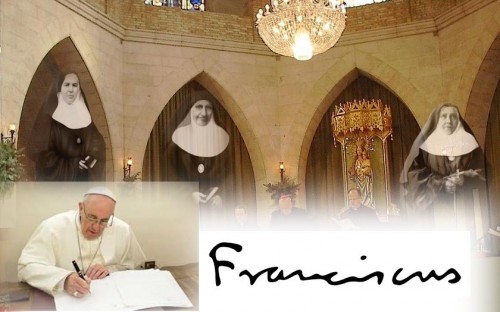 El Papa Francisco firmando el decreto de beatificación de las tres mártires.