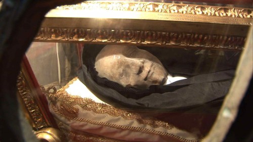 Detalle del cuerpo incorrupto de la Santa, recubierto con una máscara.