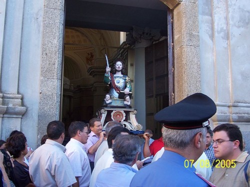 Procesión con el busto-relicario de San Félix en Montepaone, Italia.