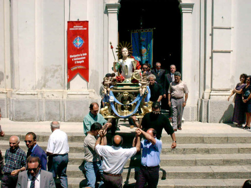 Procesión con el busto de San Justo, mártir, en Palermiti (Italia).