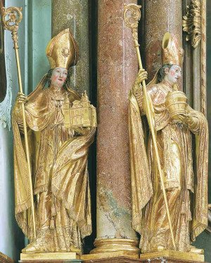San Ruperto con el vaso de sal y San Virgilio con la maqueta de la catedral. Catedral de Salzburgo, entrada. Alemania.