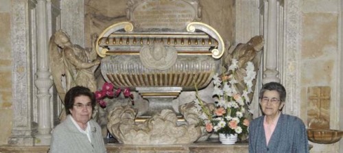 Sepulcro de la Santa en la capilla de la casa madre.