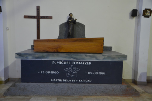 Sepulcro del beato Miguel Tomaszek en Pariacoto (Perú).