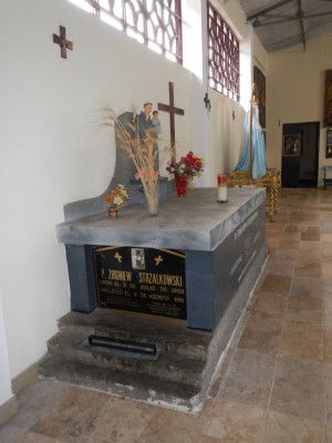 Sepulcro del beato Zbigniew Adán Strzalkowski en Pariacoto (Perú).