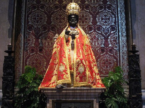 La imagen de San Pedro engalanada. Basílica Vaticana, Roma, Italia.