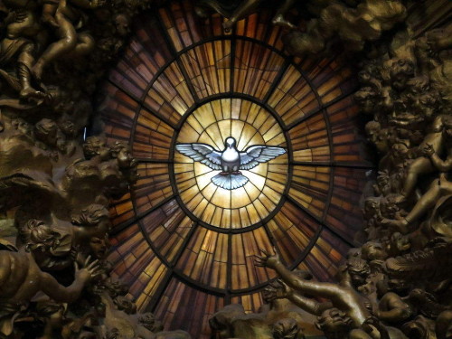 Espíritu Santo en la vidriera superior de la Cátedra. Basílica Vaticana, Roma, Italia.