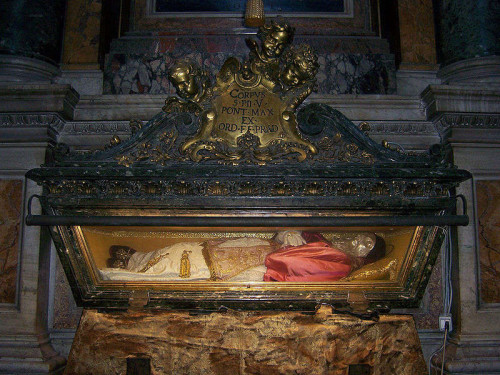 Vista del sepulcro abierto del Santo, mostrando la figura que contiene las reliquias. Basílica de Santa María la Mayor, Roma (Italia).