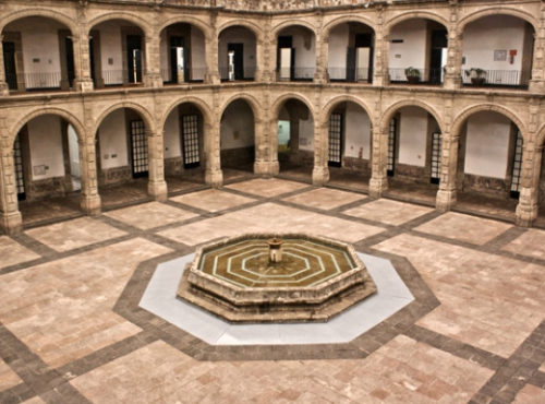 Claustro del ex convento y ex hospital de san Hipólito en la ciudad de México.