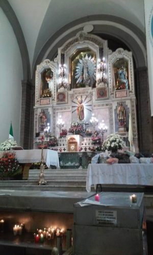 Altar mayor del templo de san Hipólito en el cual fue sepultado el Venerable Bernardino Álvarez.